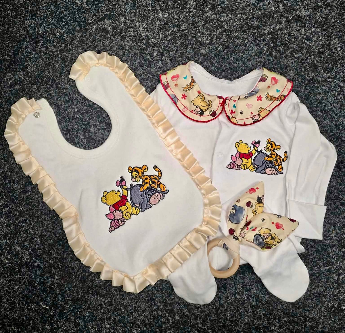 Baby set with sleepsuit, frilled bib and comforter